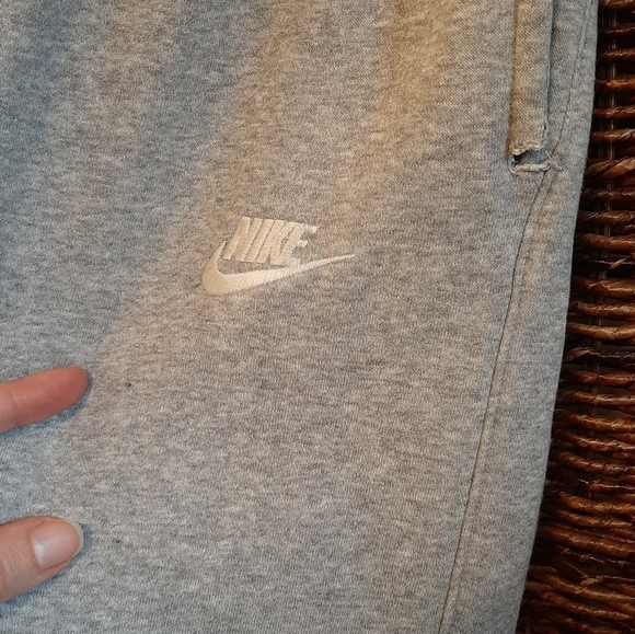 Nike Club Fleece Jogger Sweat Pants Medium Gray Swoosh Logo Athletic Loungewear - Picture 3 of 8